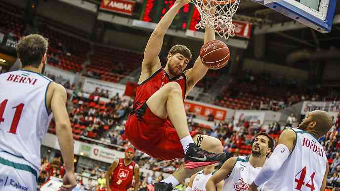 El Tenerife se aferra a sus opciones de playoff y se lo complica al Bilbao Basket