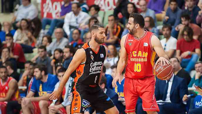 El Real Madrid arrolla al Obradoiro (111-81) y alcanza en la tabla al Valencia, barrido en Murcia (80-62)