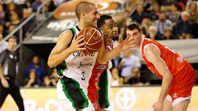 El Unicaja tumba a un discreto Baskonia; el Joventut gana por fin
