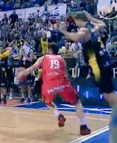 El doble error arbitral en el partido entre el Iberostar y el Valencia Basket