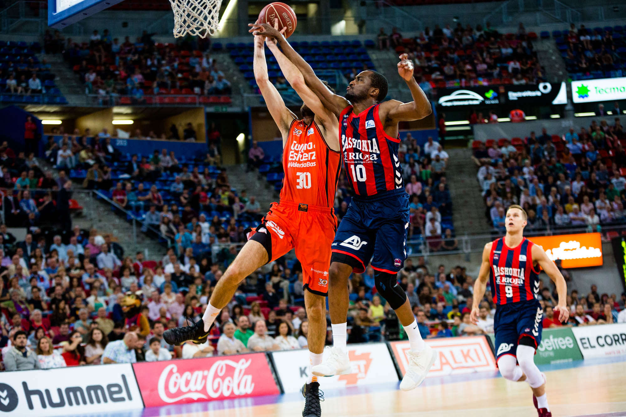 El Valencia Basket gana un thriller en Vitoria (82-83) con partidazo de San Emeterio