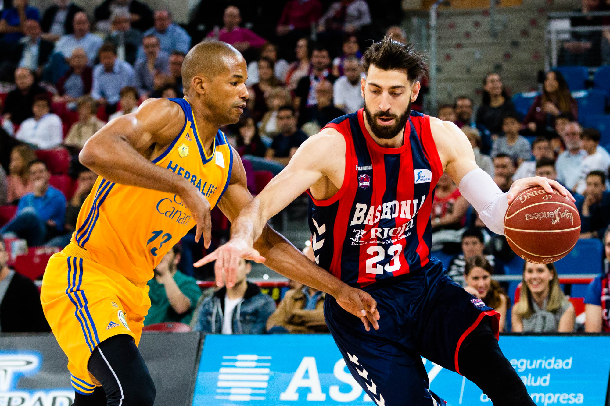 El Baskonia derrota (71-59) al Gran Canaria manejando una renta amplia de principio a fin