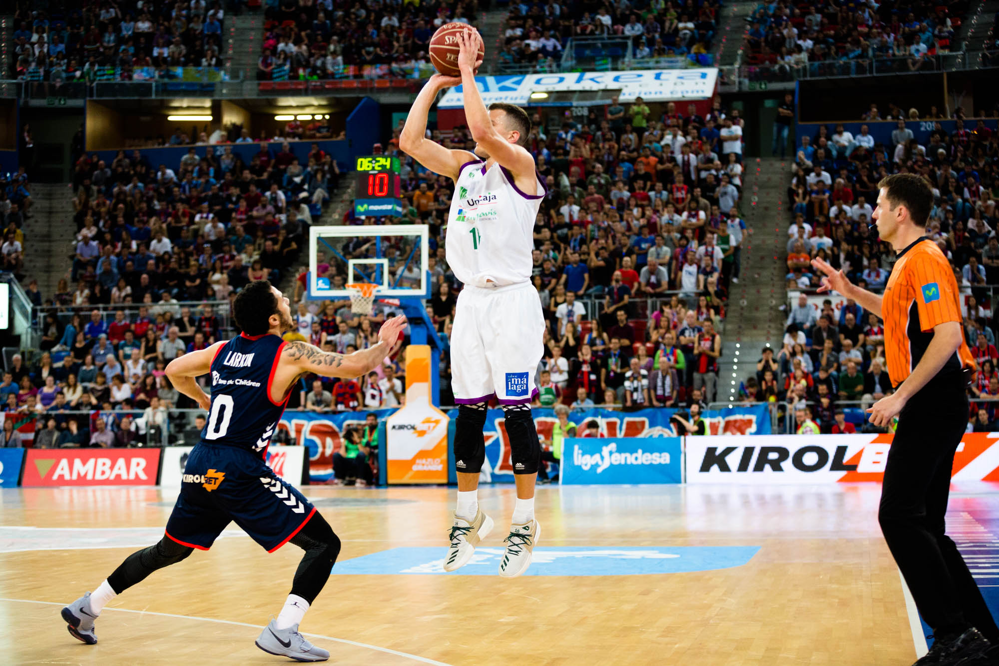 El Unicaja vence en Vitoria y el Gran Canaria, en casa y aprietan más la clasificación