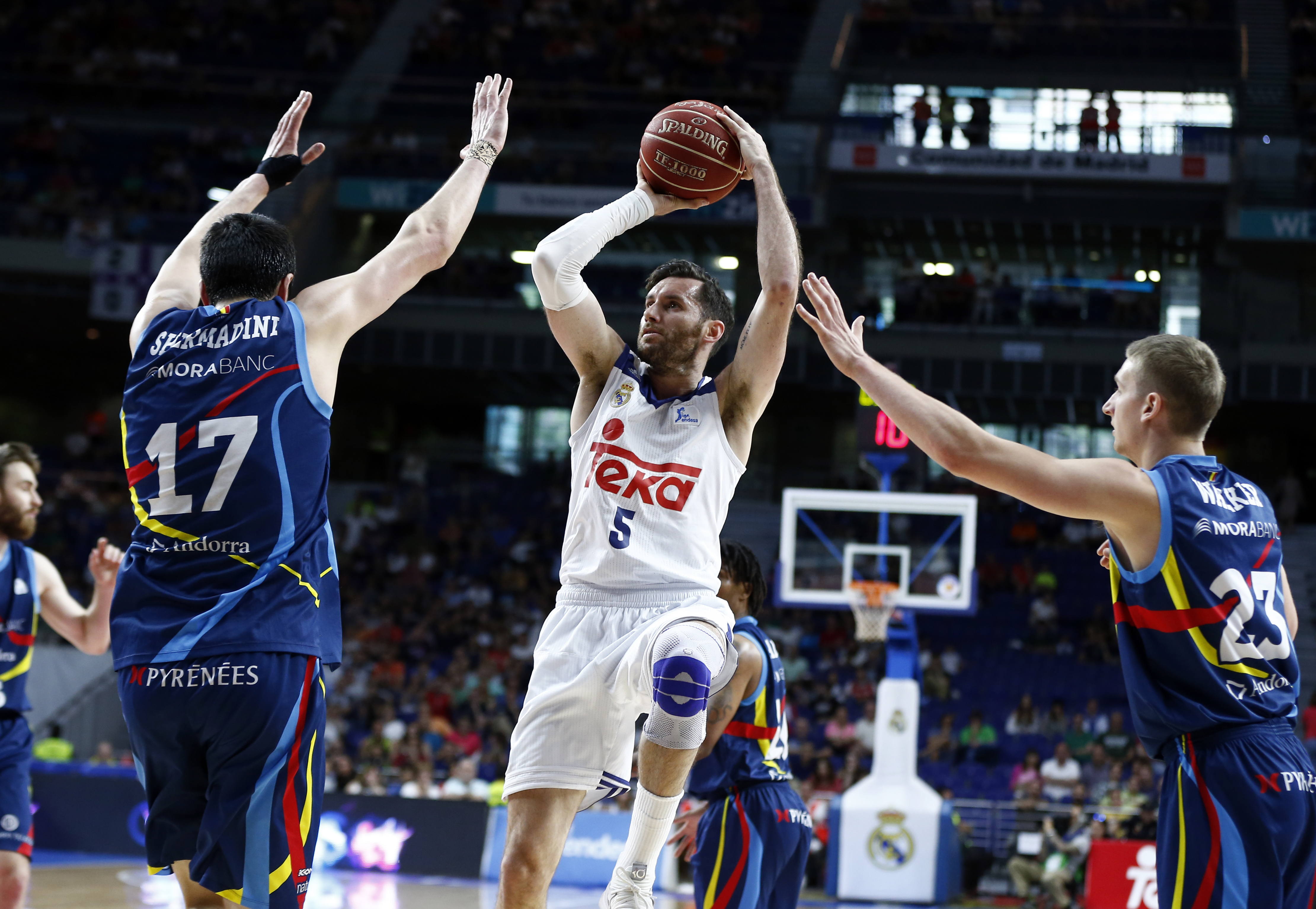 El Madrid va justo de gasolina pero se mete en semifinales (95-84)