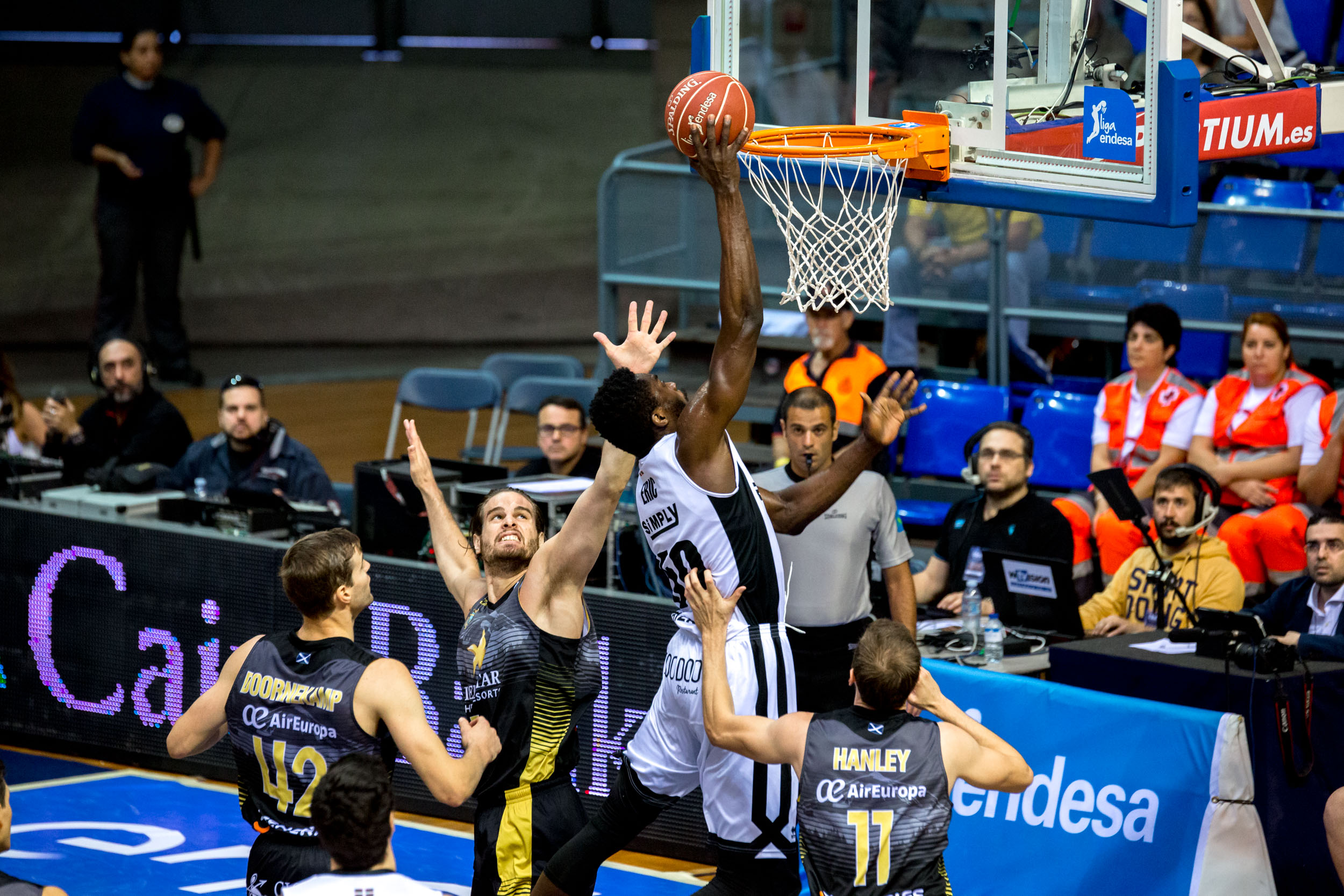 El Andorra roza el playoff tras derrotar al Valencia y caer el Bilbao en Tenerife