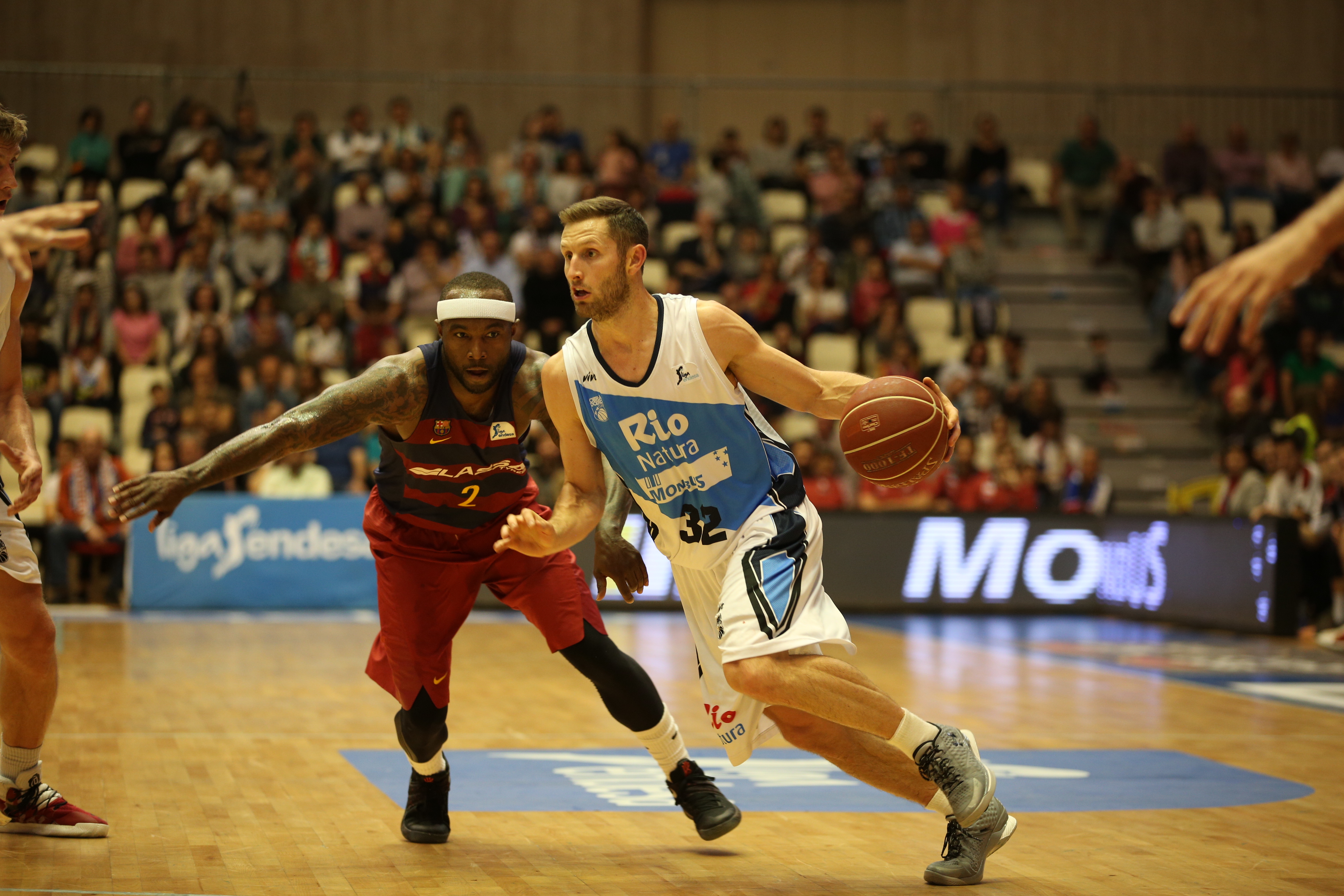 El Barcelona vence al Obradoiro, el Valencia falla en casa y Unicaja e Iberostar ganan sin problemas y se cruzan