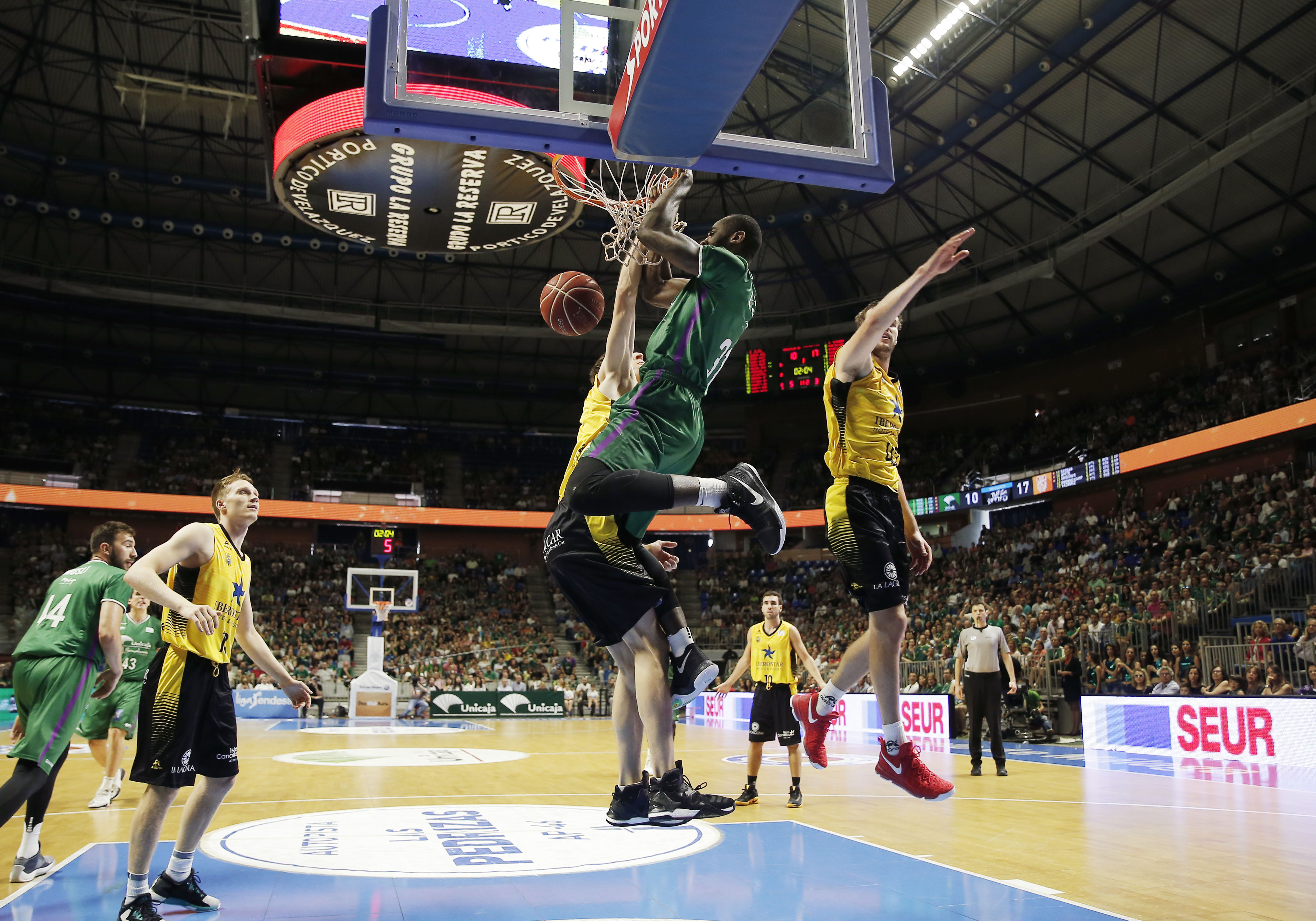 El Unicaja se impone en un gran último cuarto al Iberostar y buen debut de Eyenga