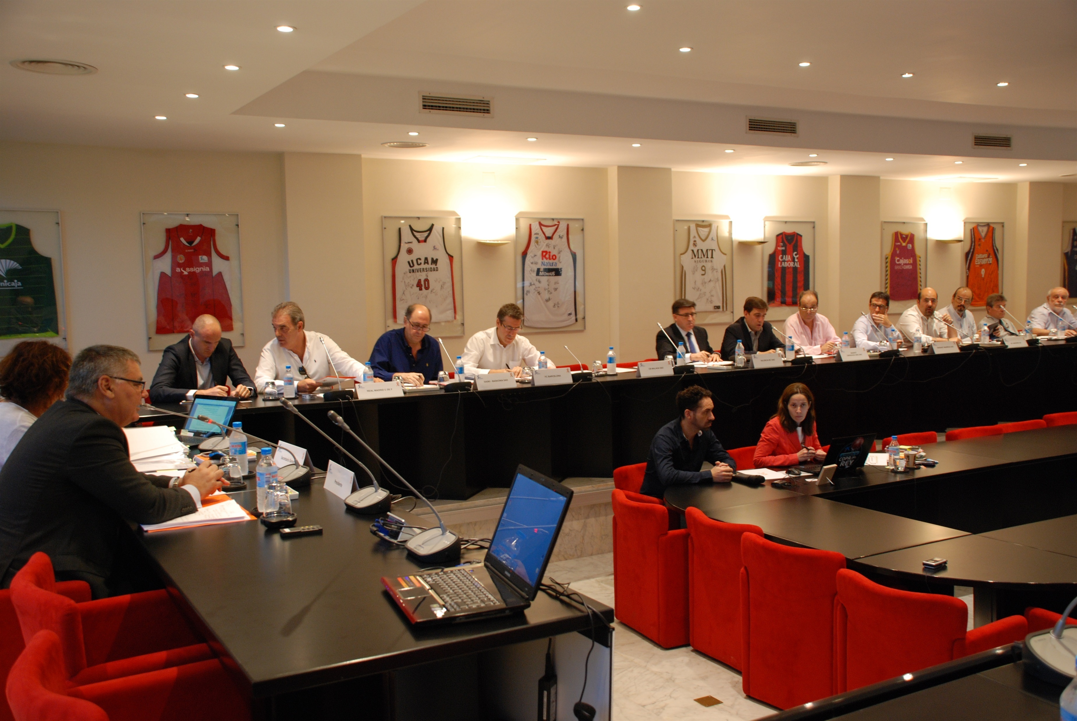 Primeras disensiones entre los clubs ACB modestos; Movistar y el CSD son claves en una nueva liga privada