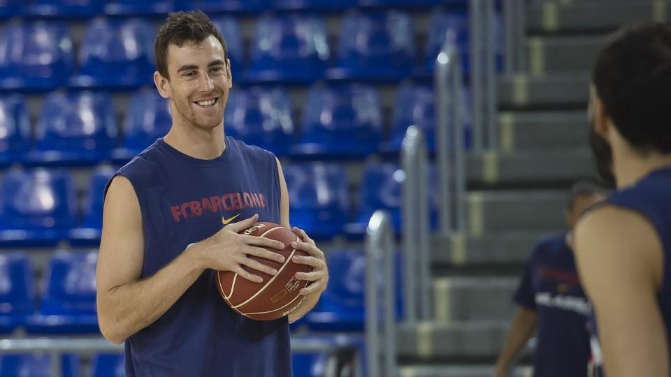 Víctor Claver, operado de una rodilla y se calcula 5 meses de baja