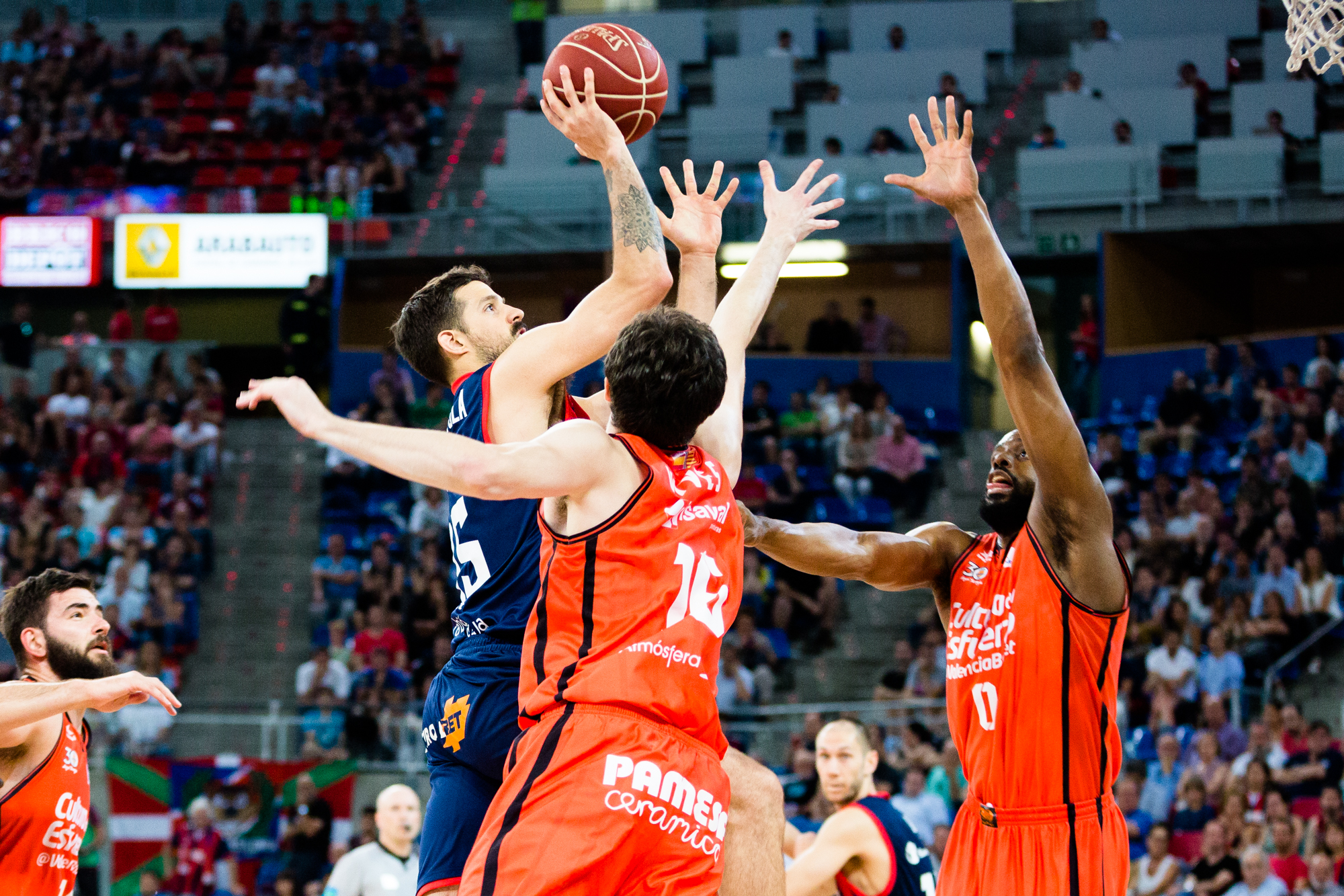 El Baskonia supera con autoridad en la segunda parte al Valencia y empata a uno