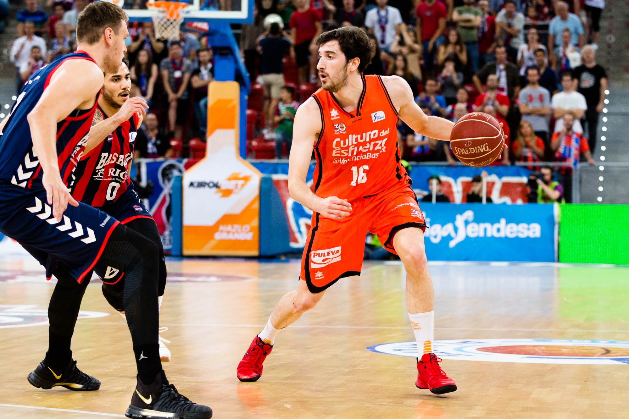 El Valencia Basket quiere renovar a Diot, busca un base de primer nivel y asume la marcha de Vives al Barcelona