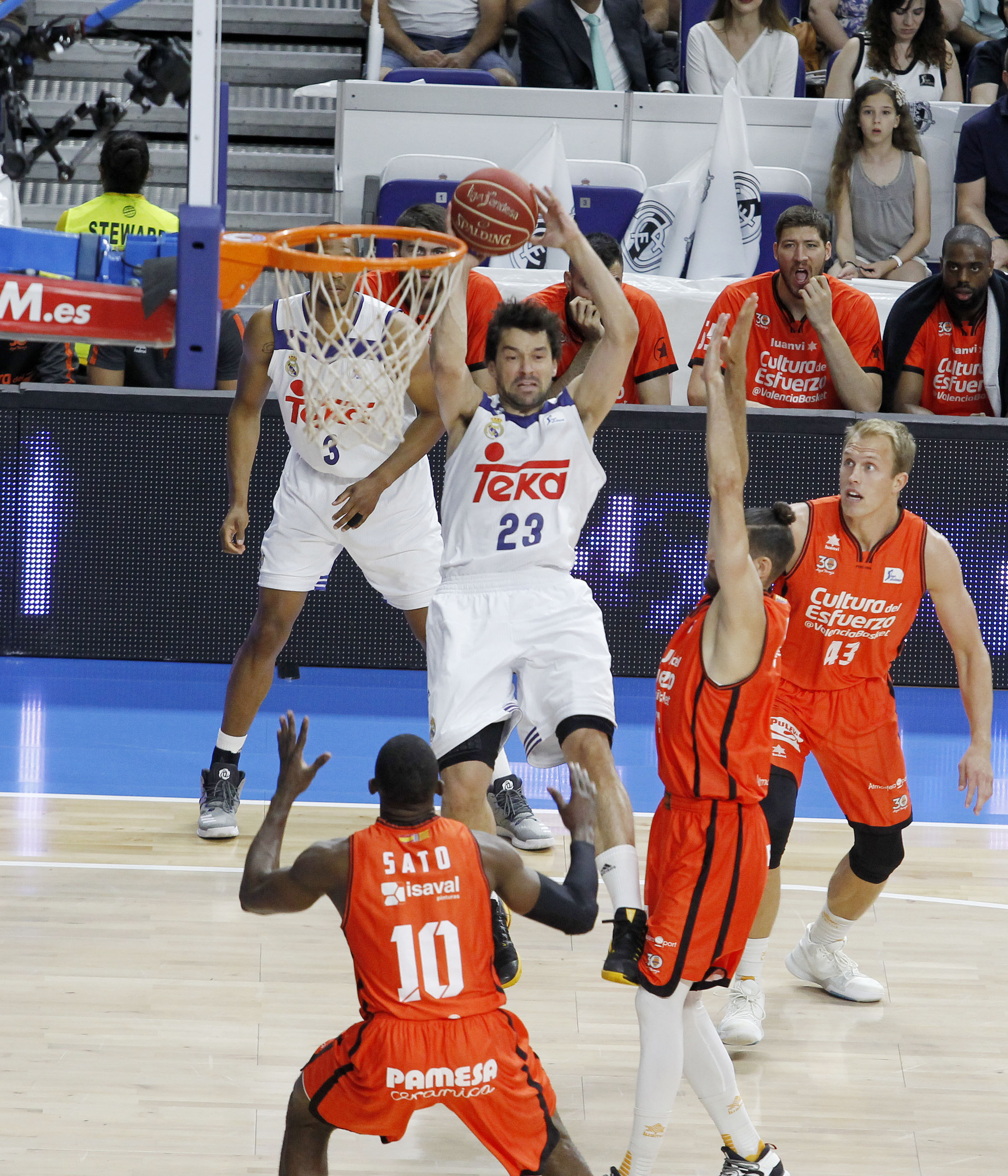 Buen partido, mucha igualdad y victoria del Real Madrid en los instantes finales