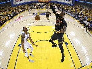 Los Warriors logran el 2-0 otra vez con facilidad pese al triple-doble de Lebron