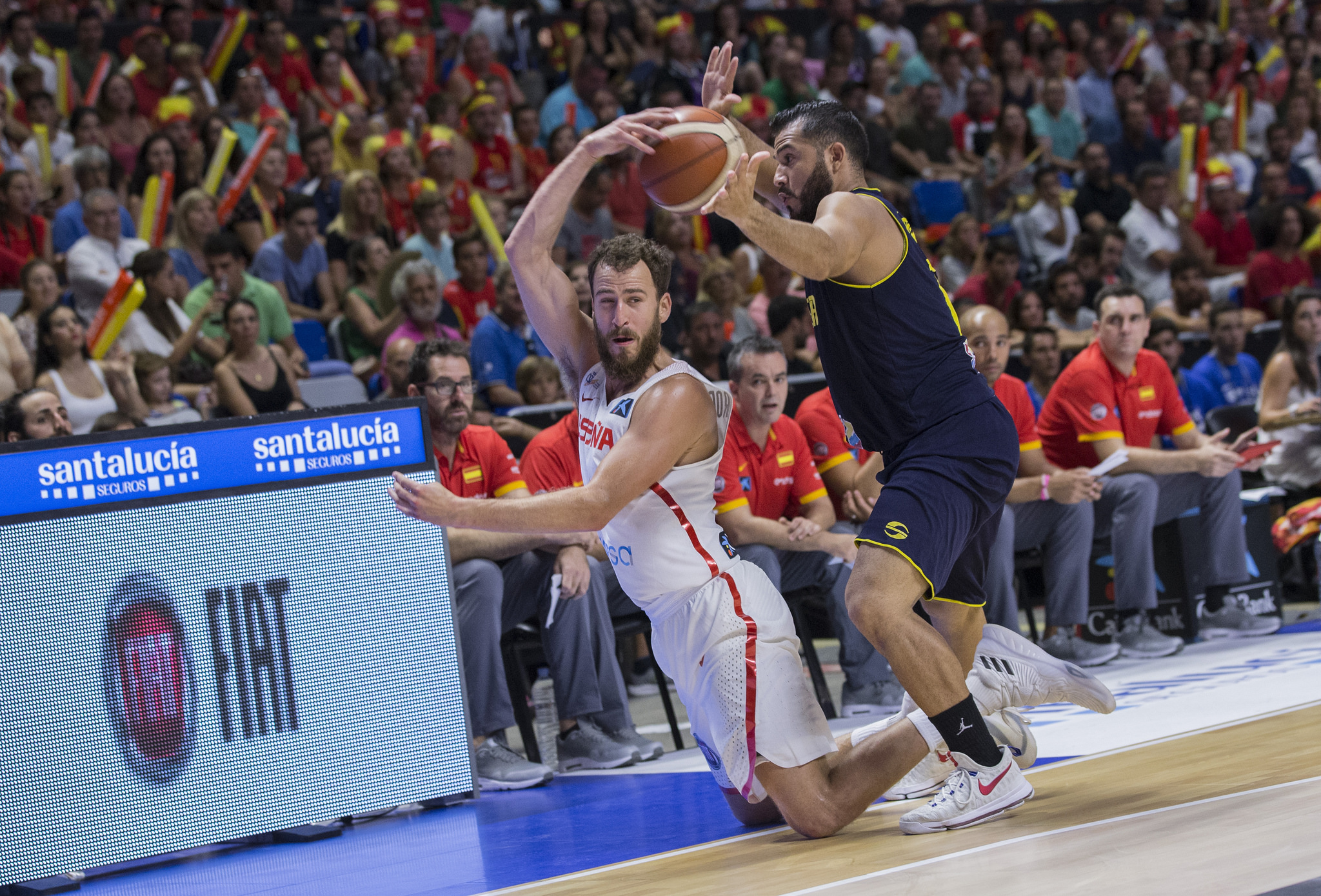 España barre otra vez sin apuros a Venezuela (90-62) con los Gasol destacados