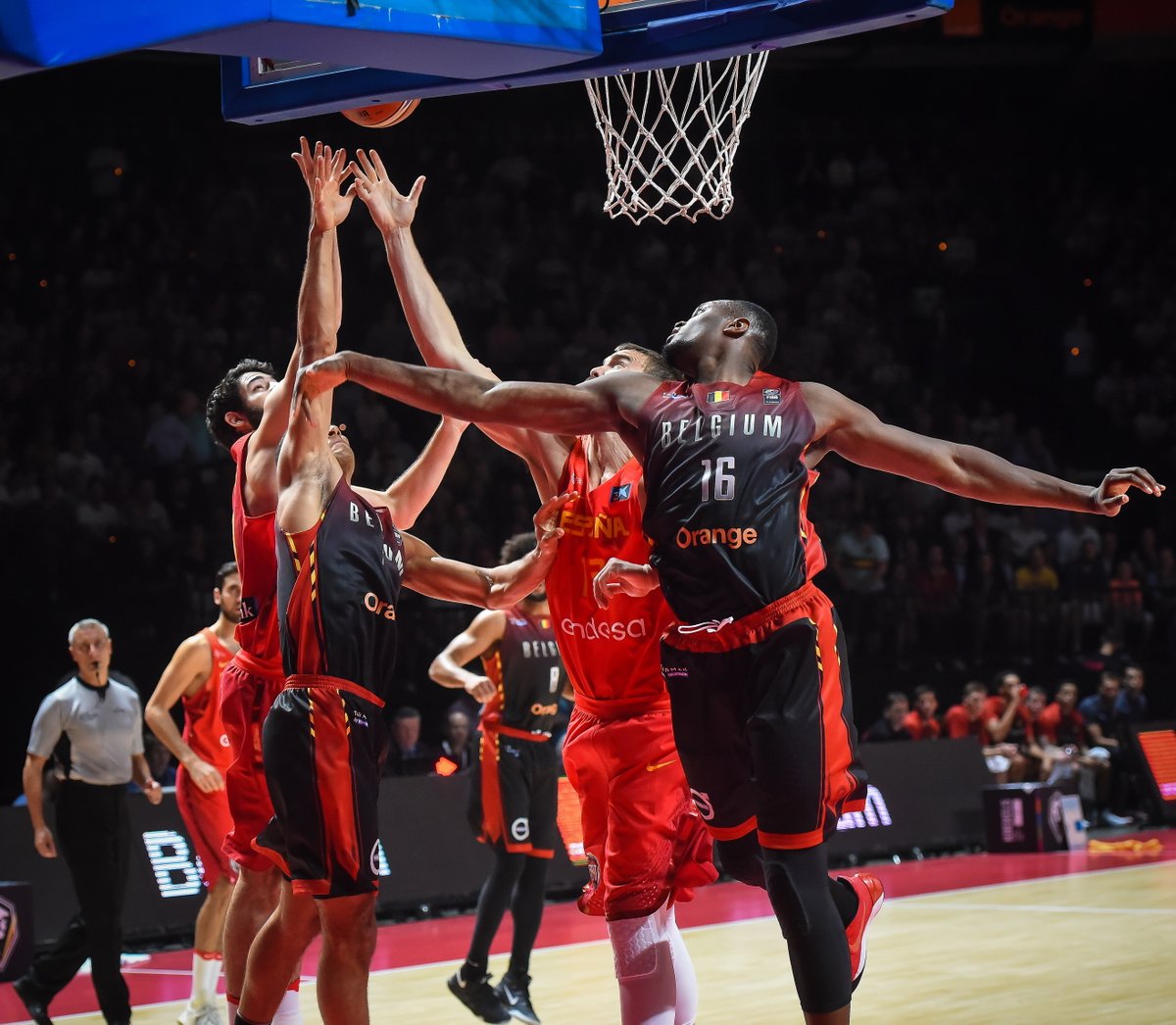 España vence en Bélgica superando un bache tras ir 23 puntos arriba
