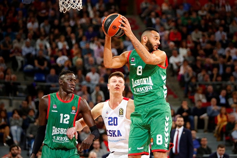El Barcelona y el Baskonia tienen por fin cerca el acuerdo por Hanga; McRae llega al equipo vitoriano