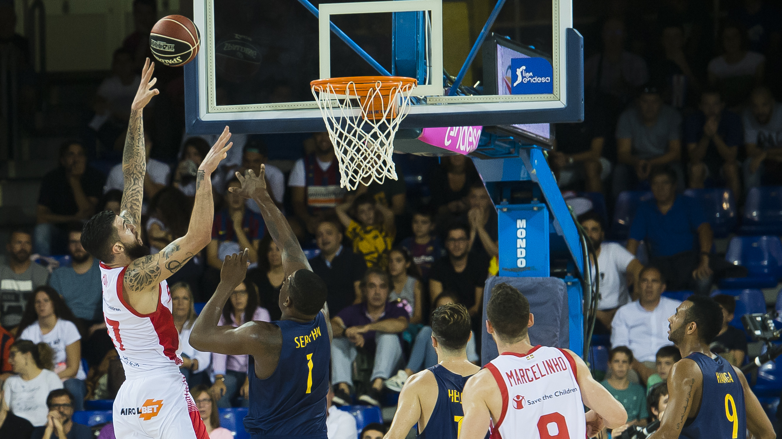 El Barcelona evita el suspenso en los minutos finales con un parcial de 13-0 al Baskonia