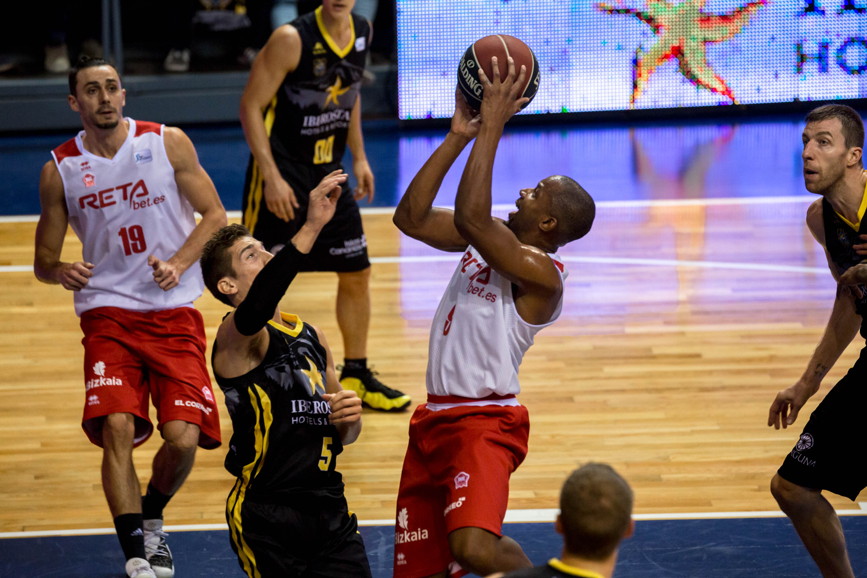 El Iberostar Tenerife gana en un buen último cuarto al Bilbao Basket; el Obradoiro barre al San Pablo Burgos