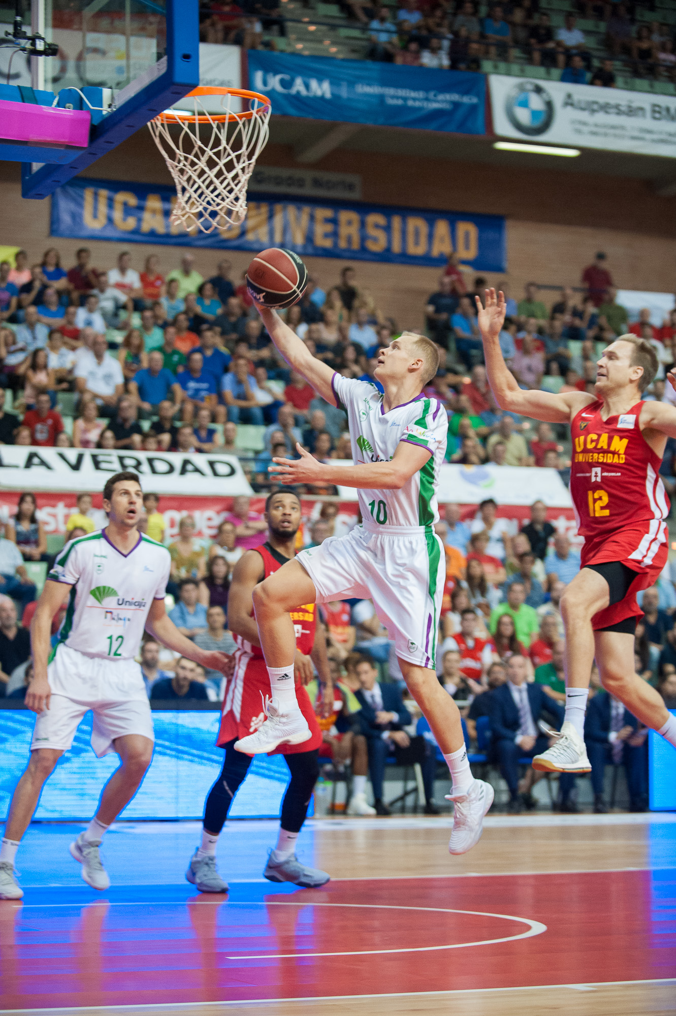 Iberostar Tenerife y Unicaja ganan con cierta autoridad en Burgos y Murcia