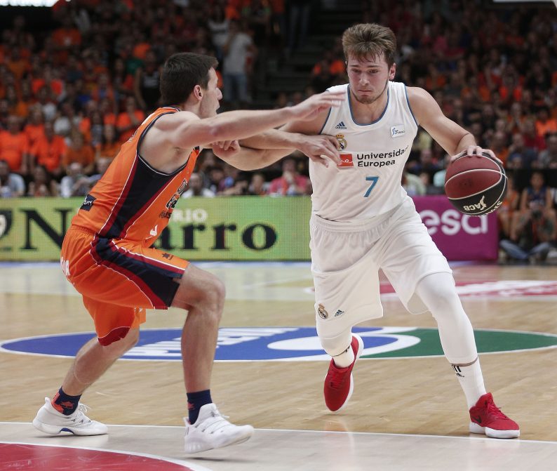 El Real Madrid se lleva un partidazo de Valencia decidido en los instantes finales (82-86)