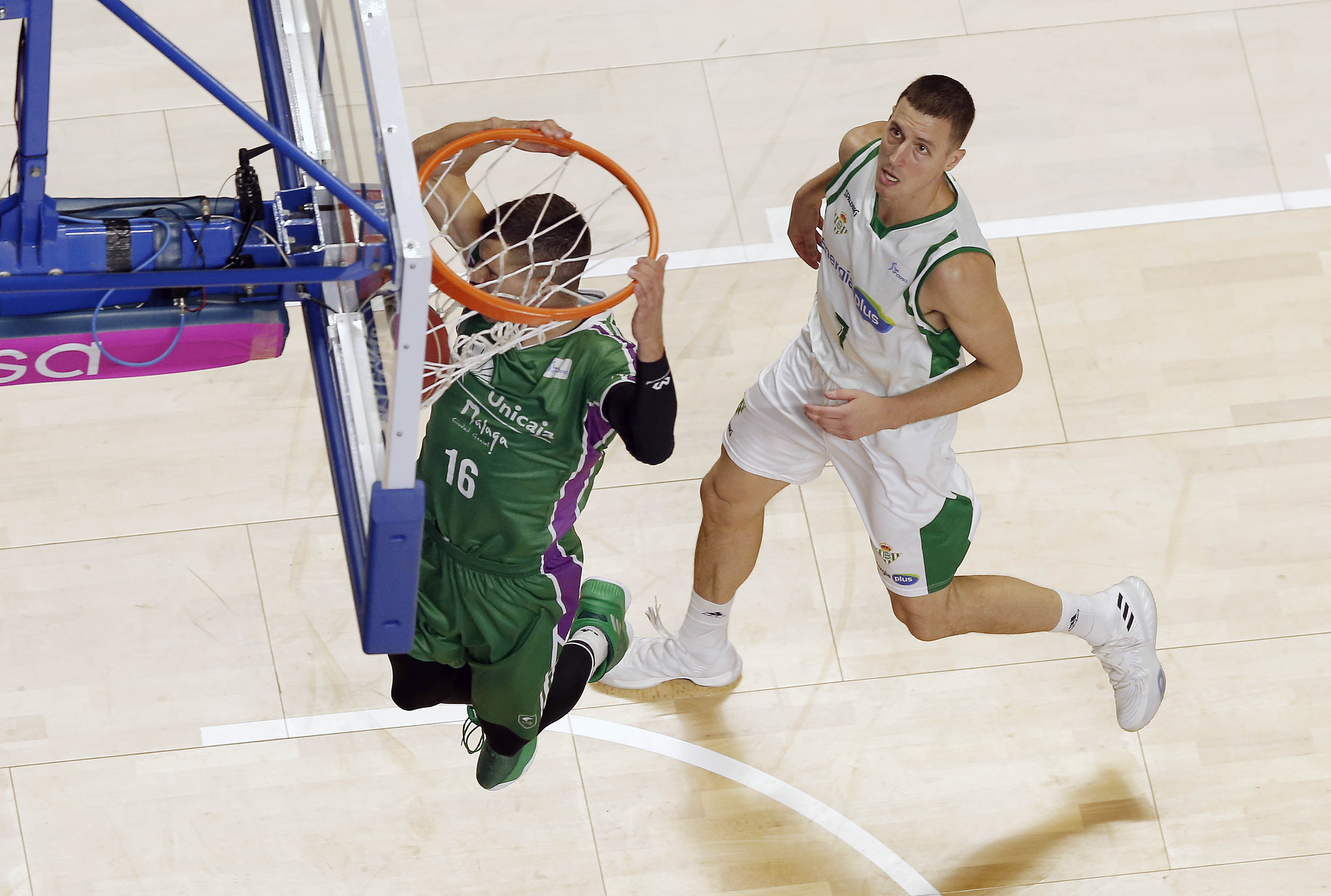 Estudiantes suma la primera; Unicaja arrasa a un Betis que no remonta