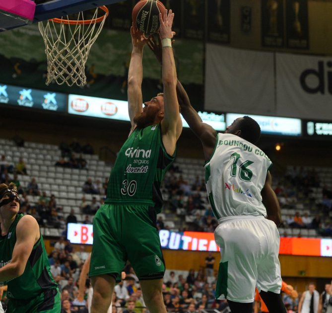 El Joventut logra su primer triunfo y el Betis cae a un 0-6; el Bilbao Basket gana el derbi