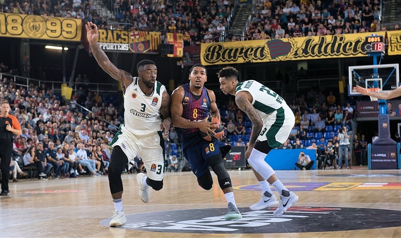 El Barcelona lanza un mensaje de poderío en su debut barriendo al Panathinaikos