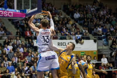 El Barcelona cuenta con Seraphin y Navarro, si acuerdan que siga, y tiene cerca a Pustovyi