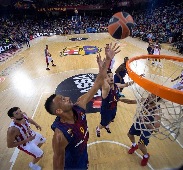 El Barcelona corta su mala racha con una gran victoria (73-51); Unicaja vence al Efes (74-79)