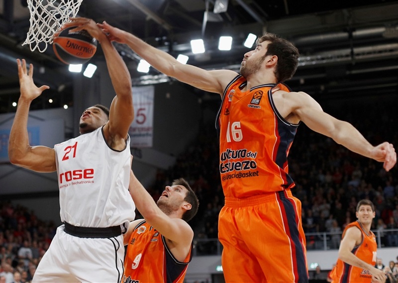El Valencia Basket cae tras hundirse en los minutos finales; el Baskonia vence en Belgrado