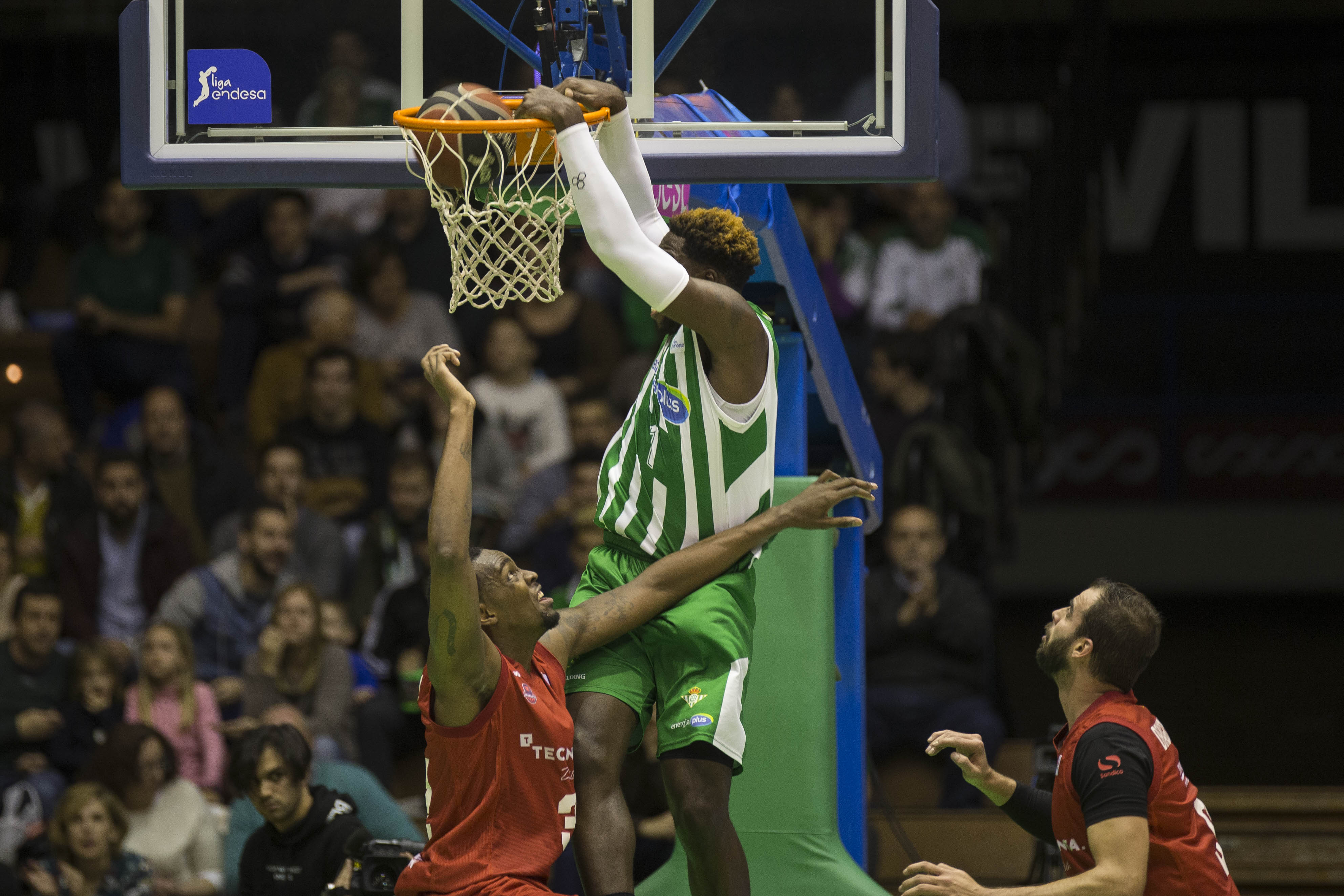 El Betis lleva ya cuatro victorias seguidas y hunde más al Zaragoza; paliza del GBC en Burgos; el Bilbao derrota al Unicaja