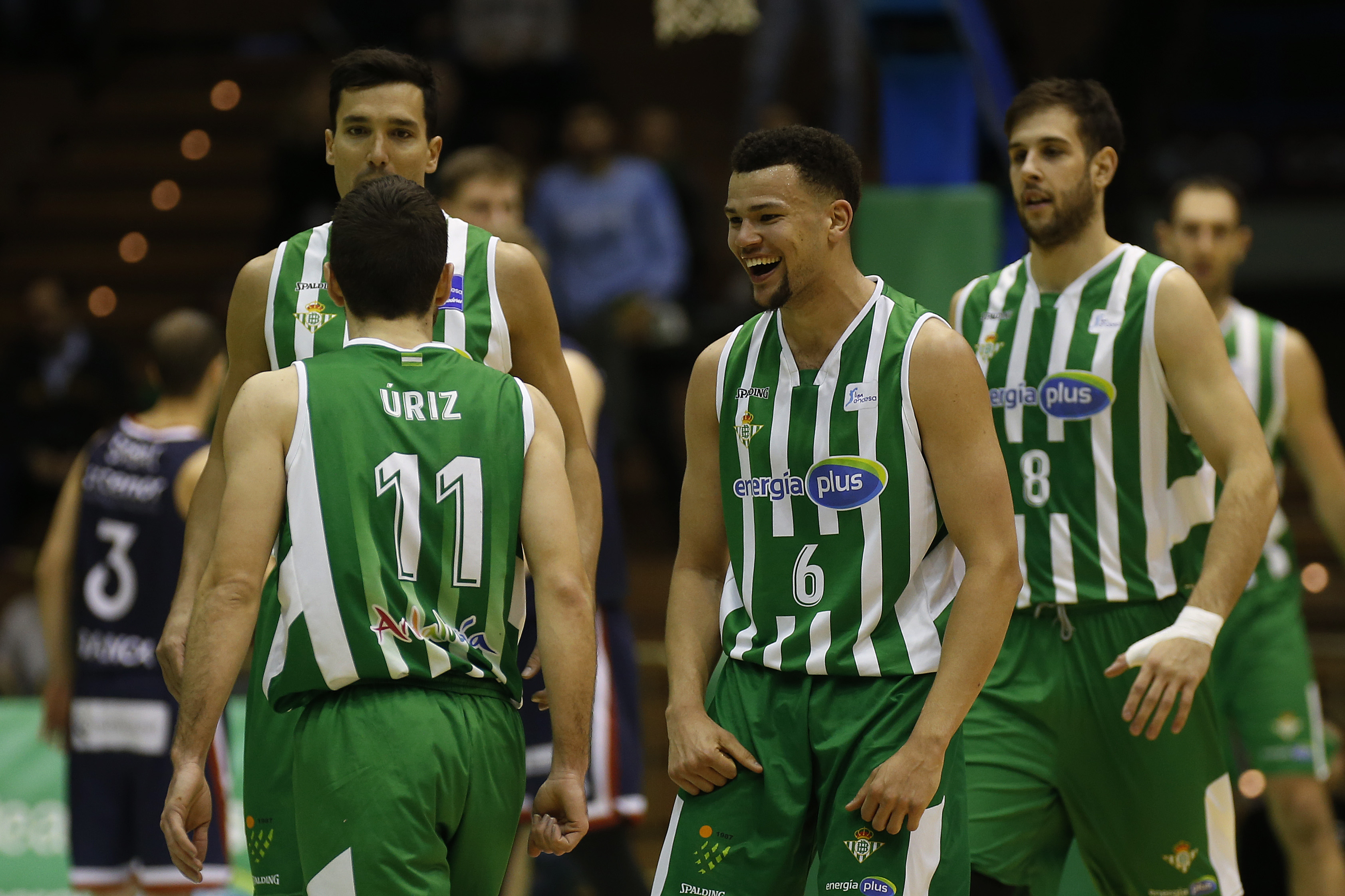 El Betis se estrena contra el Obradoiro, el Unicaja barre en Zaragoza y el Gran Canaria sufre frente al Burgos