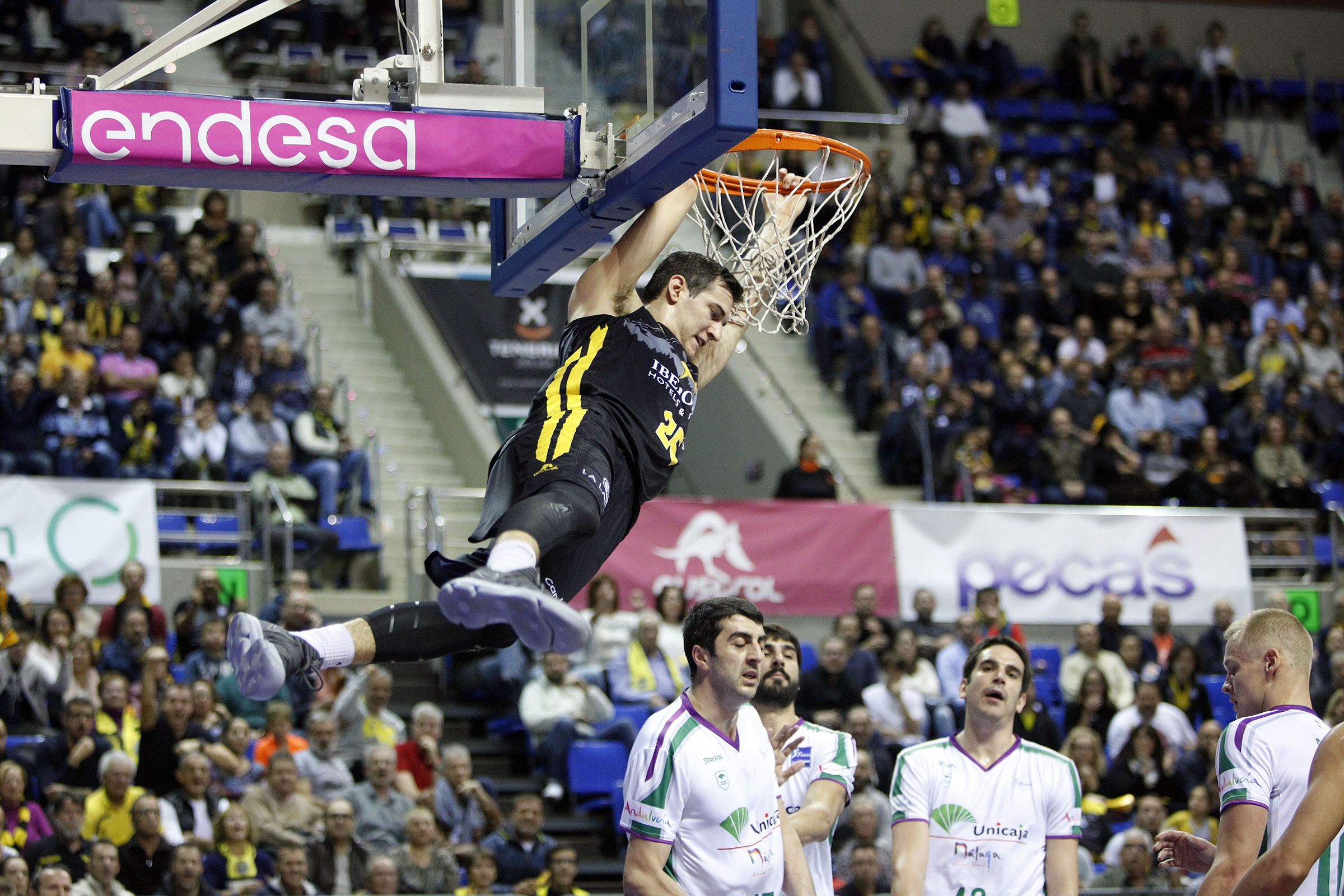Apretadas victorias del Iberostar, ante el Unicaja, y del Fuenlabrada, en Burgos