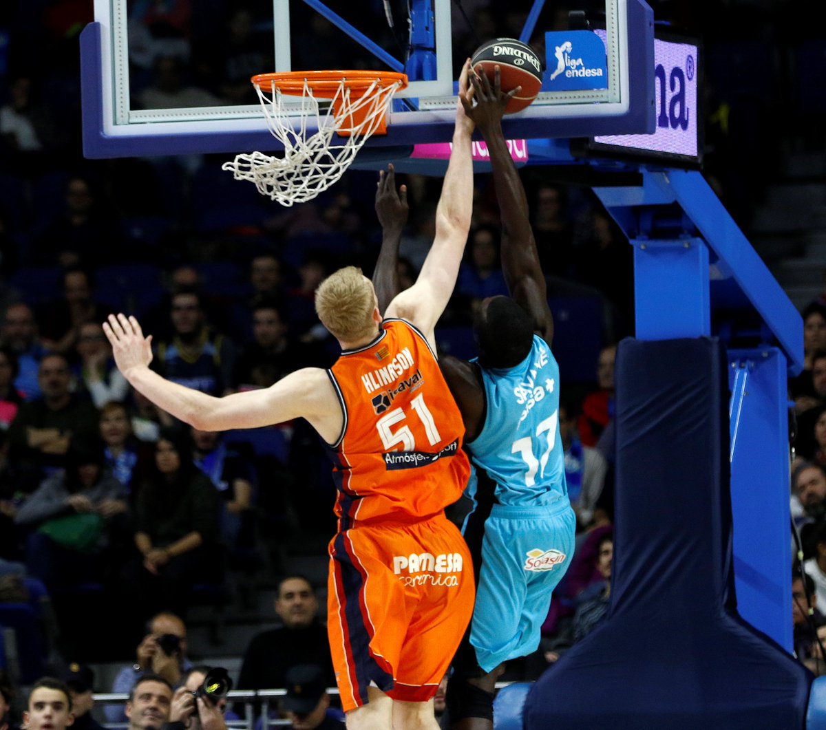 Estudiantes vence al Valencia Basket en un igualado partido; el Joventut cae tras ceder una ventaja de 19 puntos