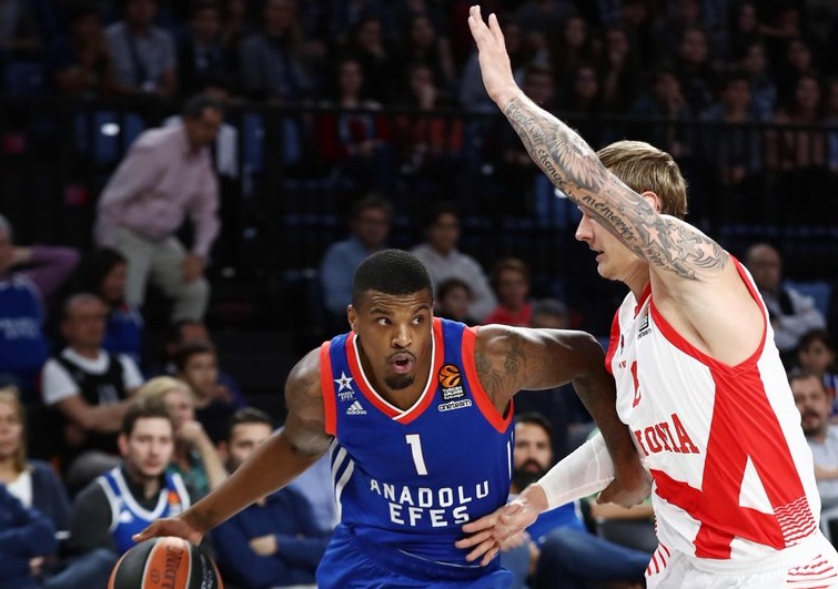El Baskonia gana sobre la bocina al Efes (81-82) y ya mira al playoff; el Valencia Basket, aún más hundido