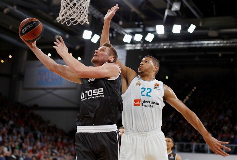 El Real Madrid supo aguantar hasta el final la diferencia lograda en el primer cuarto; otra derrota del Valencia Basket