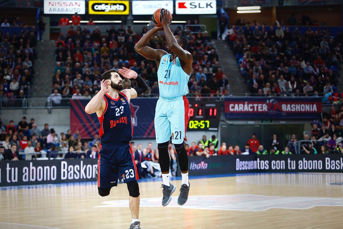 El Baskonia perdió 25 puntos de ventaja pero acabó ganando al Barça (85-82); Unicaja se impone al Armani (74-71)