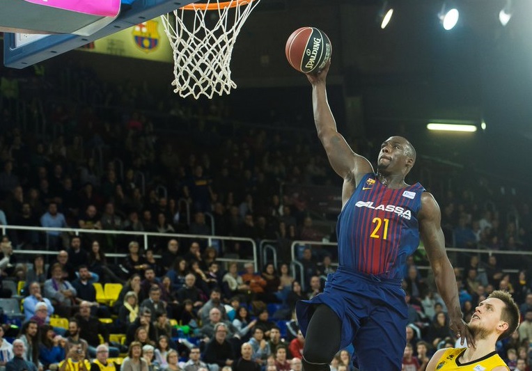 El Iberostar gana sobre la bocina de la prórroga en el Palau con canasta de San Miguel (91-93)
