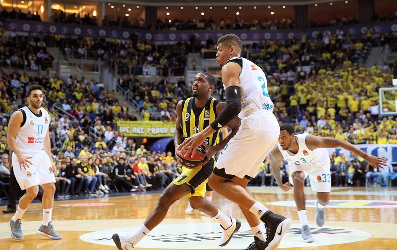 El Real Madrid brilla para vencer con solidez en la pista del campeón (77-79)