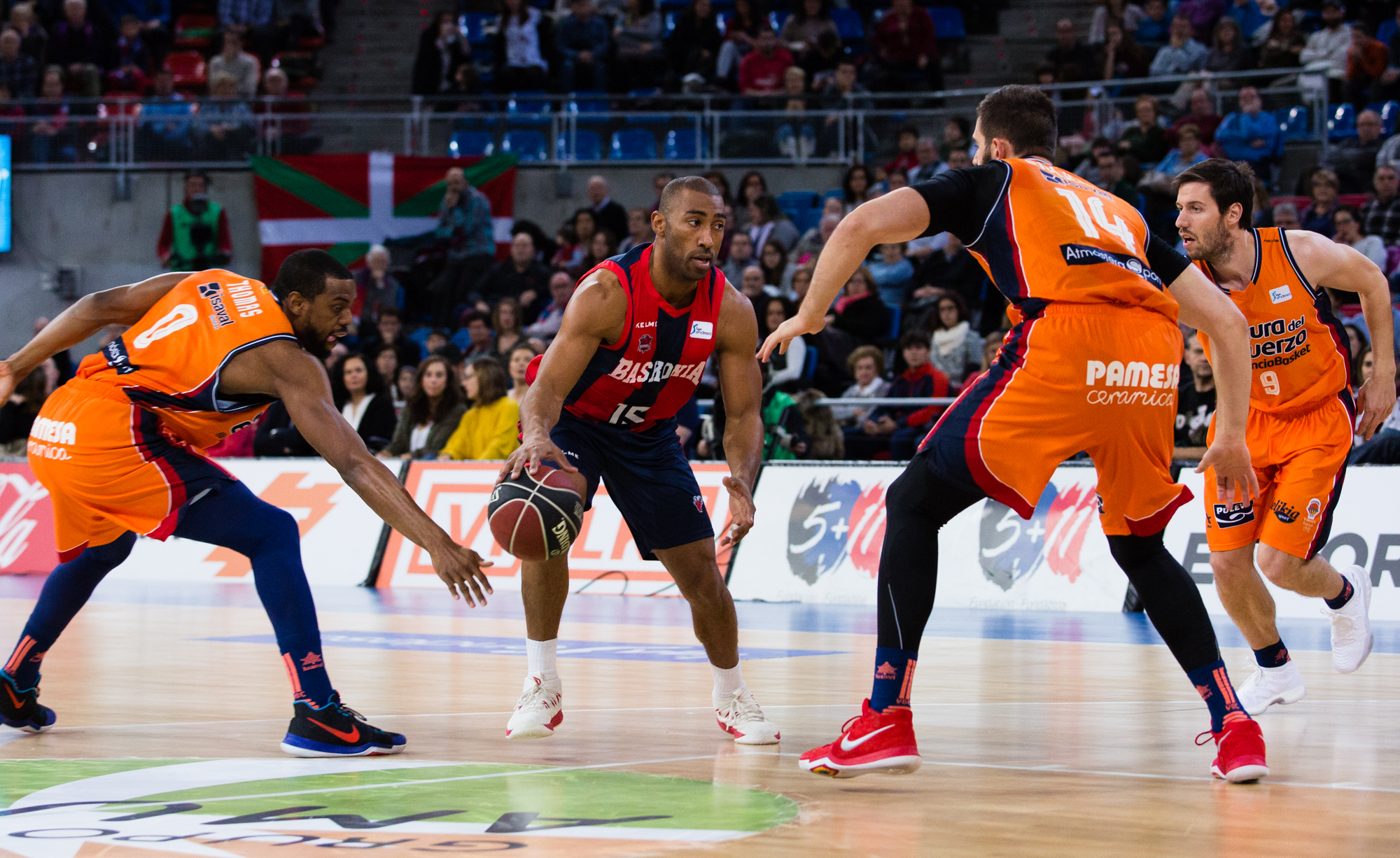 El Baskonia derrota en los instantes finales al Valencia Basket; cómodo triunfo del Gipuzkoa Basket contra el Iberostar