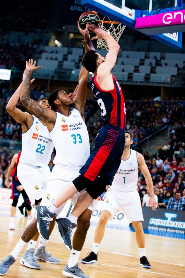 El Real Madrid martillea al Baskonia desde el triple (13 de 29) y se impone en el Buesa