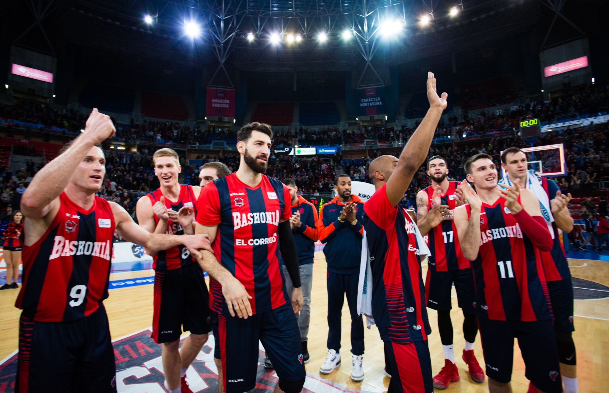 El Baskonia puede sacar hoy medio billete a los playoffs si gana; Unicaja y Barcelona, duelo pensando en el futuro