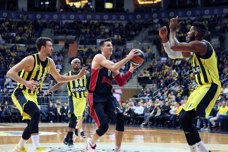 El Fenerbahce fue mejor que el Baskonia en los minutos decisivos (79-74)