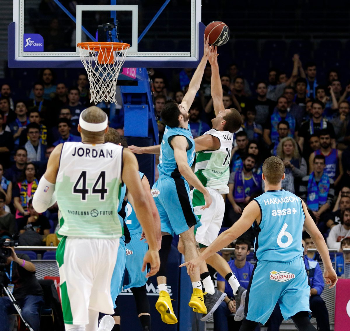 Estudiantes se impone tras una prórroga a un triste Joventut que vencía por 18 en el minuto 24