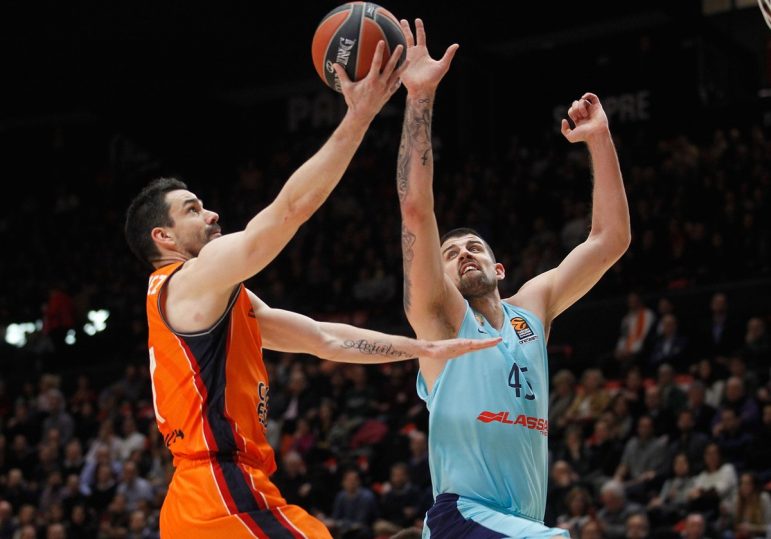 El Valencia Basket se impone (81-76) pese a sus muchas bajas a un triste, otra vez, Barça