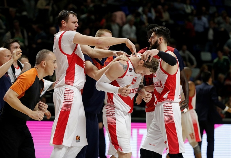 El Baskonia logra una importante victoria en Málaga con una canasta de Timma sobre la bocina