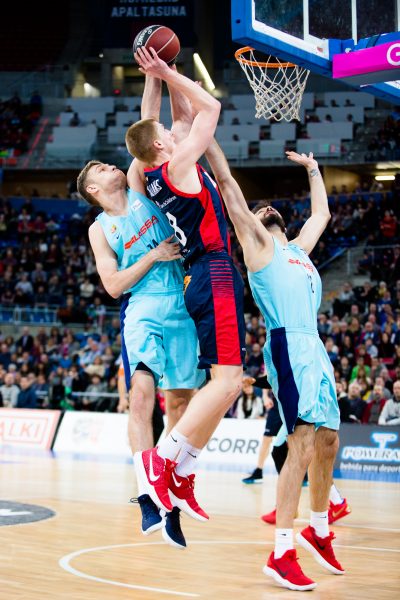 El Barcelona sigue cuesta abajo y sin tocar fondo: derrota por 96-72 ante el Baskonia