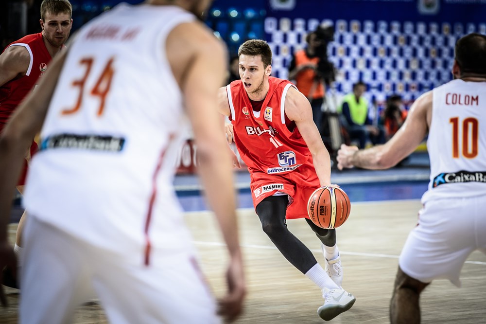 España se complicó la victoria a última hora pero ganó a Bielorrusia (82-84)