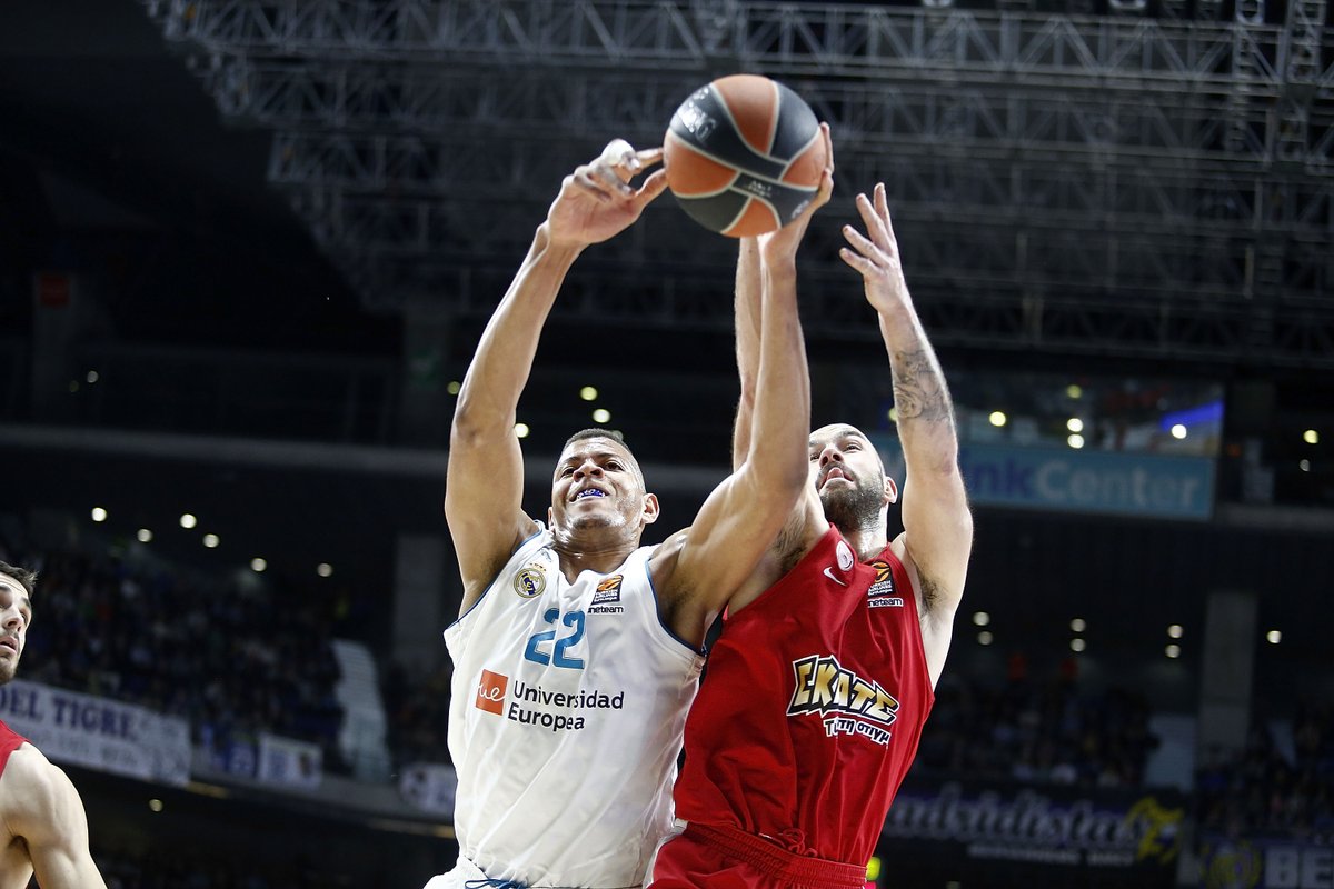El Real Madrid regala el partido al Olympiacos con sus errores al inicio y al final (79-80)