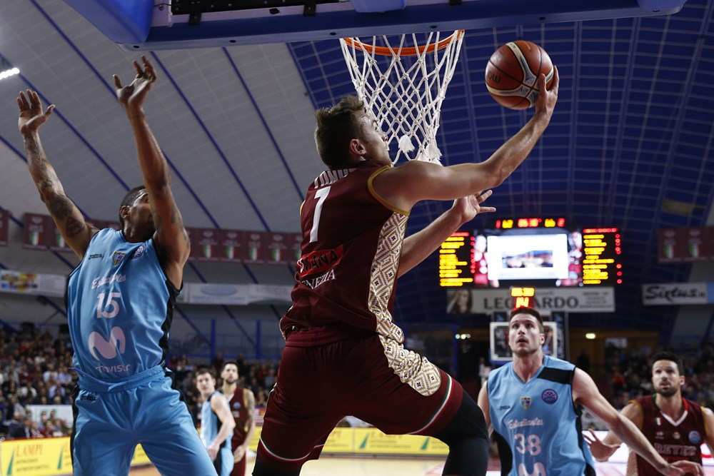 Estudiantes queda eliminado tras una apretada derrota en Venecia (92-91); el Iberostar ganó y pasó como líder de su grupo